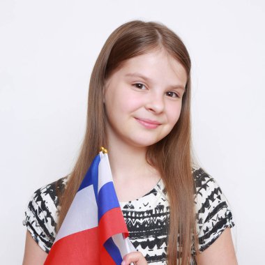 Beyaz kız Rusya Federasyonu ve Fransa 'nın bayraklarını taşıyor.