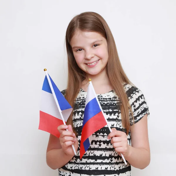 Kaukasiska Flicka Med Flaggor Från Ryssland Och Frankrike — Stockfoto
