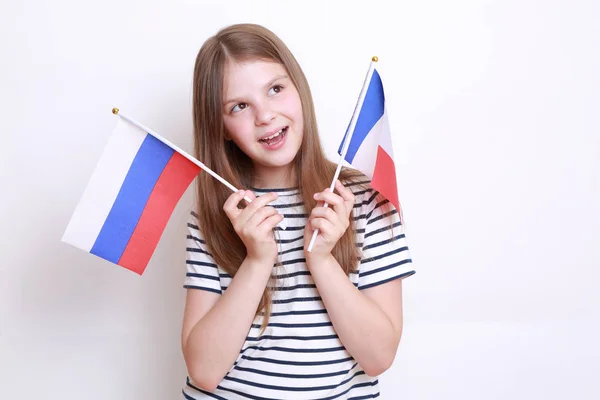 Fille Caucasienne Tenant Des Drapeaux Fédération Russie France — Photo