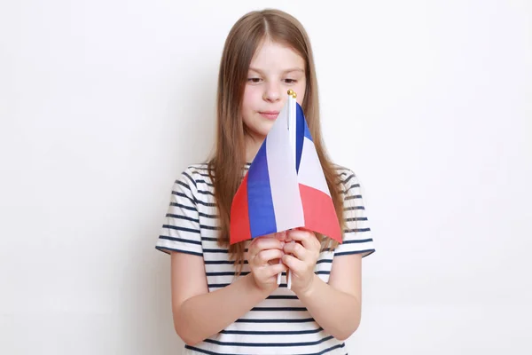 Kaukasiska Flicka Med Flaggor Från Ryssland Och Frankrike — Stockfoto
