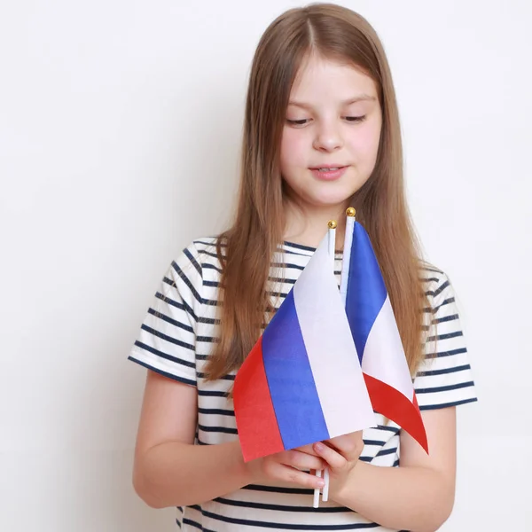 Niña Caucásica Sosteniendo Banderas Federación Rusa Francia —  Fotos de Stock