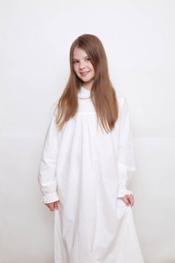 Gecelik giymiş beyaz, güzel bir çocuk.