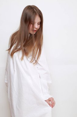 Gecelik giymiş beyaz, güzel bir çocuk.