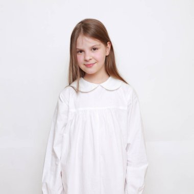 Gecelik giymiş beyaz, güzel bir çocuk.