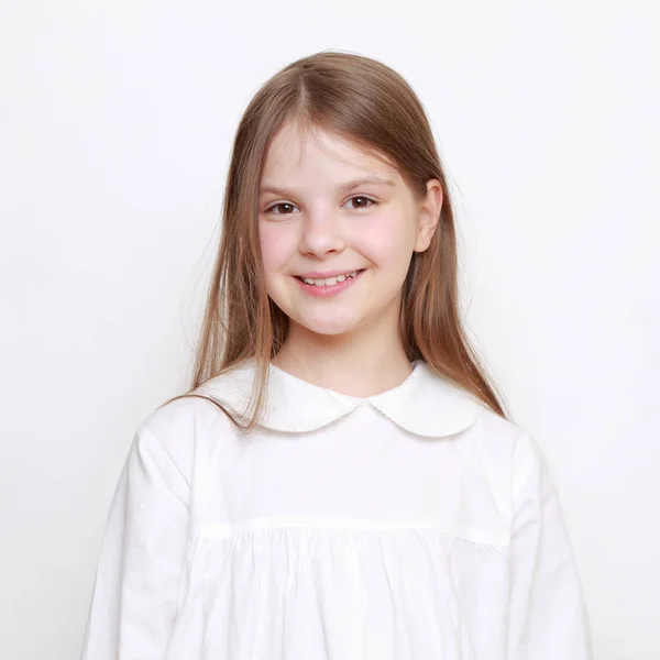 Biały Piękny Dzieciak Koszuli Nocnej — Zdjęcie stockowe
