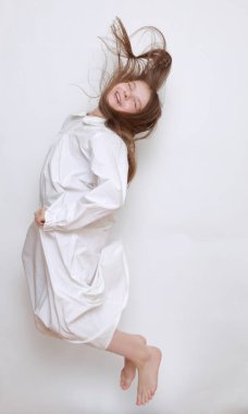 Gecelik giymiş beyaz, güzel bir çocuk.