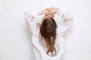 Gecelik giymiş beyaz, güzel bir çocuk.