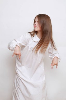 Gecelik giymiş beyaz, güzel bir çocuk.