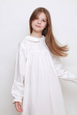 Gecelik giymiş beyaz, güzel bir çocuk.