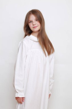 Gecelik giymiş beyaz, güzel bir çocuk.