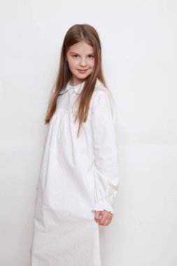 Gecelik giymiş beyaz, güzel bir çocuk.