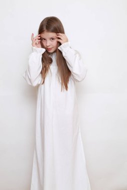 Gecelik giymiş beyaz, güzel bir çocuk.