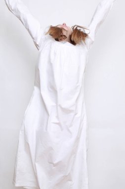 Gecelik giymiş beyaz, güzel bir çocuk.