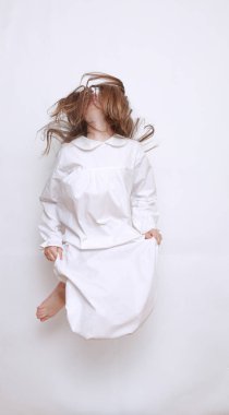 Gecelik giymiş beyaz, güzel bir çocuk.