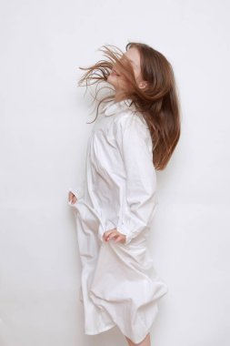 Gecelik giymiş beyaz, güzel bir çocuk.