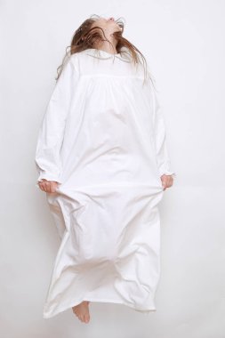 Gecelik giymiş beyaz, güzel bir çocuk.