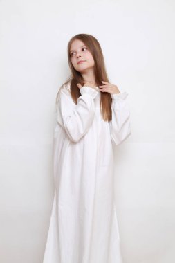 Gecelik giymiş beyaz, güzel bir çocuk.