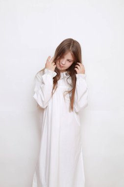 Gecelik giymiş beyaz, güzel bir çocuk.