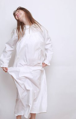 Gecelik giymiş beyaz, güzel bir çocuk.