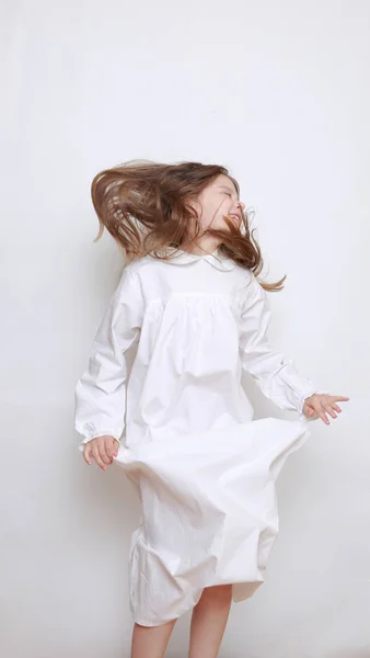 Kavkazské Krásné Dítě Noční Košili — Stock fotografie