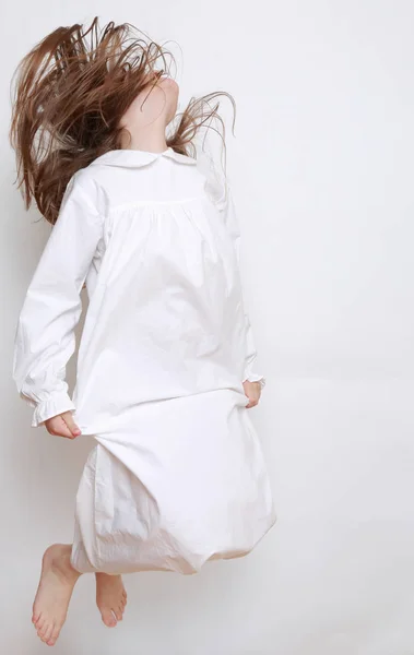 Gecelik Giymiş Beyaz Güzel Bir Çocuk — Stok fotoğraf