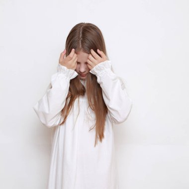 Gecelik giymiş beyaz, güzel bir çocuk.