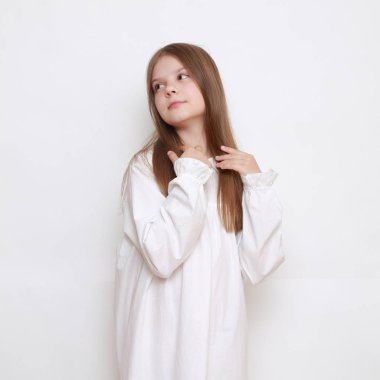 Gecelik giymiş beyaz, güzel bir çocuk.