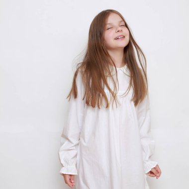 Gecelik giymiş beyaz, güzel bir çocuk.