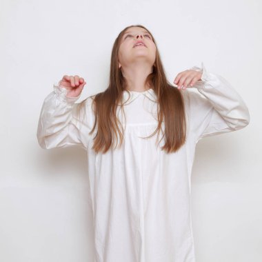 Gecelik giymiş beyaz, güzel bir çocuk.