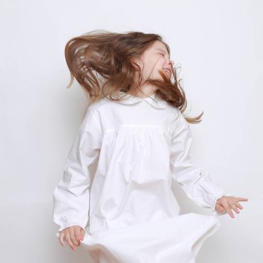 Gecelik giymiş beyaz, güzel bir çocuk.