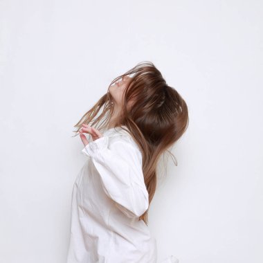 Gecelik giymiş beyaz, güzel bir çocuk.