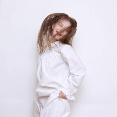 Gecelik giymiş beyaz, güzel bir çocuk.