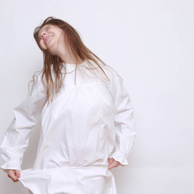 Gecelik giymiş beyaz, güzel bir çocuk.