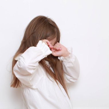 Gecelik giymiş beyaz, güzel bir çocuk.