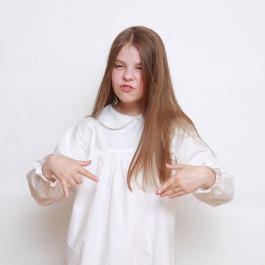 Gecelik giymiş beyaz, güzel bir çocuk.