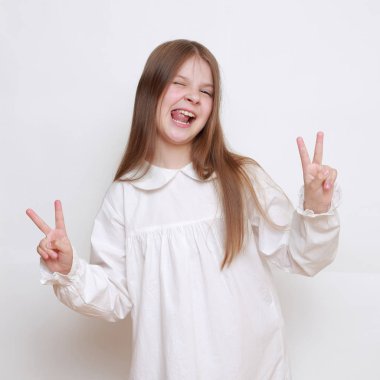 Gecelik giymiş beyaz, güzel bir çocuk.