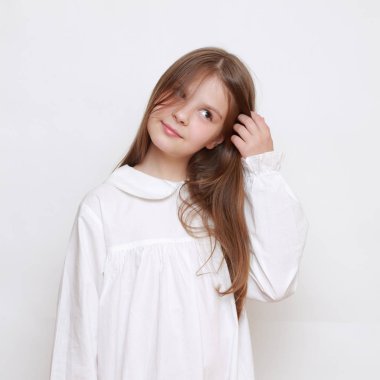 Gecelik giymiş beyaz, güzel bir çocuk.