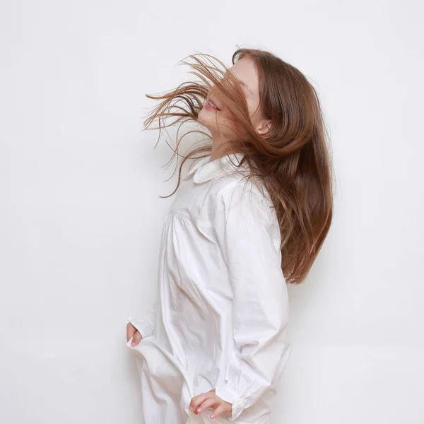 白人の美しい子供でナイトウェア — ストック写真