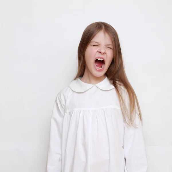 白人の美しい子供でナイトウェア — ストック写真