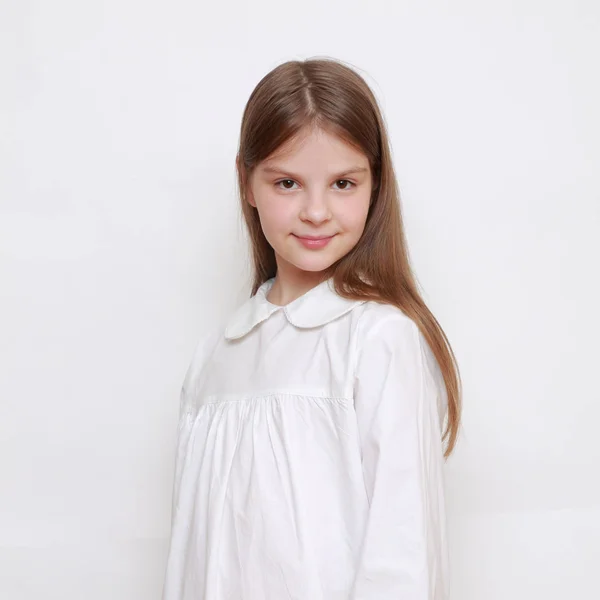 Biały Piękny Dzieciak Koszuli Nocnej — Zdjęcie stockowe
