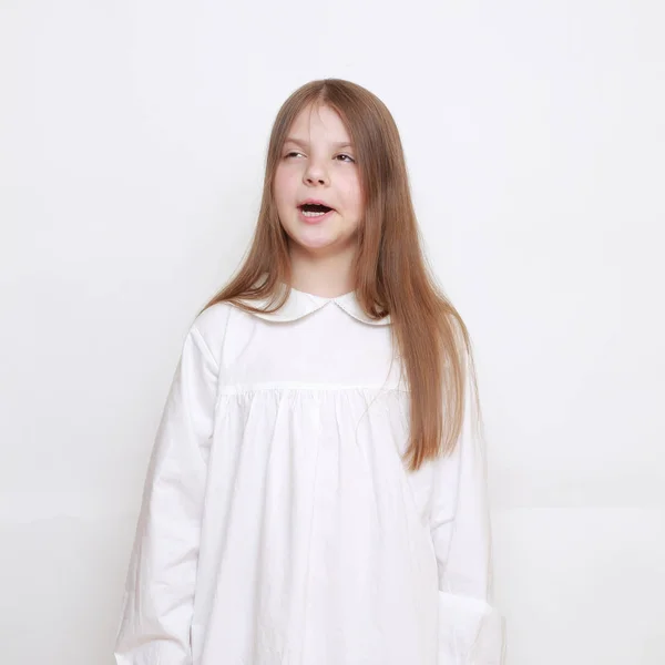 Gecelik Giymiş Beyaz Güzel Bir Çocuk — Stok fotoğraf