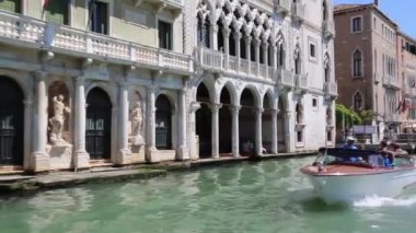Venedik, İtalya - 19 Nisan 2019: Venedik, doğa, vatandaşlar ve turistlerin turistik mekanlarında su otobüsünden (vaporetto, kanal teknesi, vapur, toplu taşıma için kullanılan motorlu tekne) görünümü.
