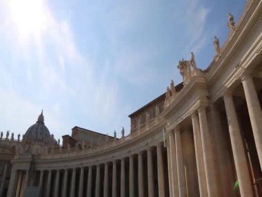 Vatikan, Roma, İtalya - 18 Nisan 2019: Vatikan'daki binalarda (dış cephe) sanat detayları.