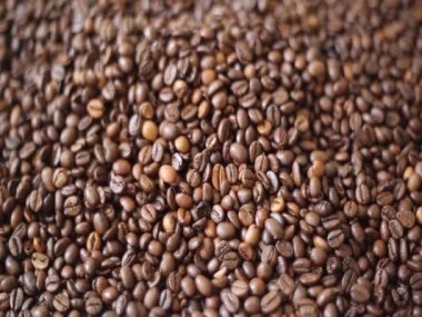 Kahverengi kavrulmuş kahve çekirdeklerinin video klipsi Arabica ve Robusta karışımıdır. Basit montajla bağlanmış kısa sahneler kümesi.