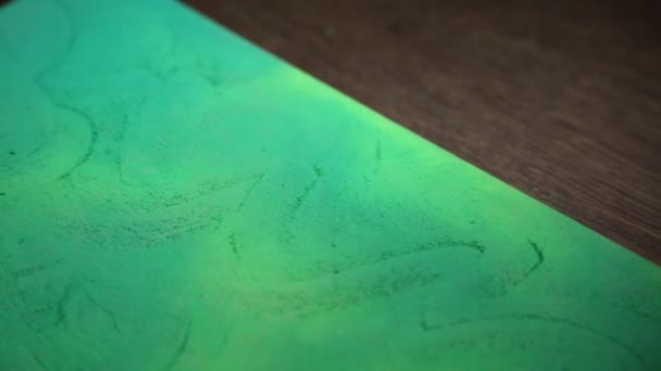 Espace de travail arrière-plan texturé. Travail d'artiste avec de la pâte molle verte 