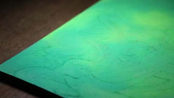 Espace de travail arrière-plan texturé. Travail d'artiste avec de la pâte molle verte 