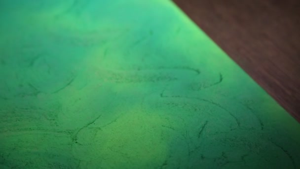 ワークスペースのテクスチャの背景 緑の柔らかいペーストでアーティストの作品 — ストック動画