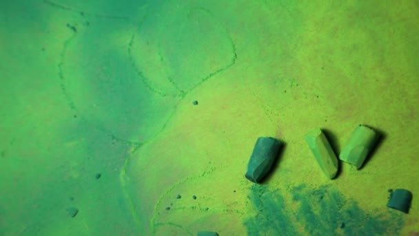 Espace de travail arrière-plan texturé. Travail d'artiste avec de la pâte molle verte 