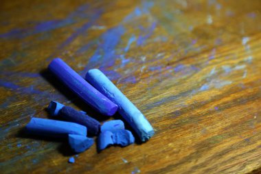 Birkaç parça mavi, yumuşak pastel tebeşir. Sanat için profesyonel malzemeler.