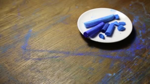 Några Bitar Blå Mjuk Pastell Krita Professionella Material För Konst — Stockvideo